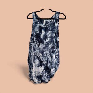 SUMMER READY! GILLI SUPER SOFT tie-dyed blue hi-low tank top. Size M☀️